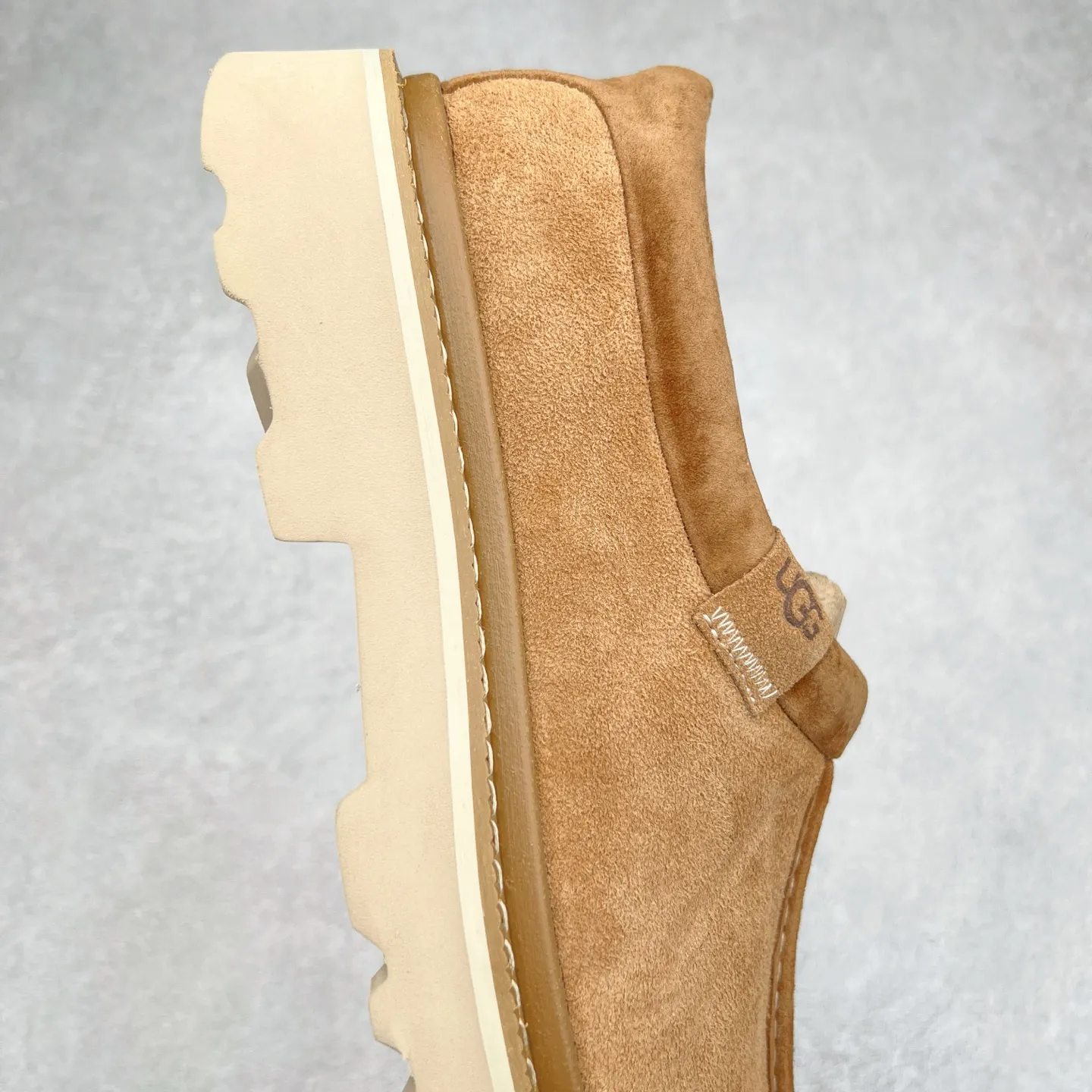 Pick up locally 💰600 UGG 6913 Tasman Lug suede round toe lightweight low-top lifestyle casual shoes. All shoes are made from the same factory as ZP. Longfeng A-grade Australian imported sheepskin and wool are integrated. Brand OEM production line fully follows the ZP process. OEM original pattern maker adheres to the principle of no original shoes and no development selection. Pay attention to every detail. The most authentic version on the market TREADLITE "Light Wing" technology outsole Lightweight/durable/flexible/pile size: 40 41 42 43 44 Coding: yby2936060